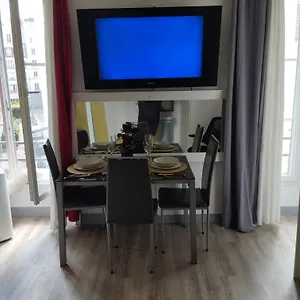 Appartement A Place De Clichy, Paris